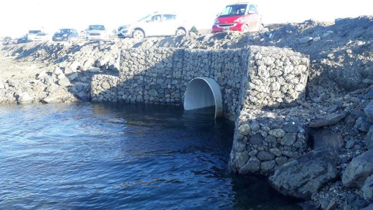 Bahía Encerrada - cambio de tubos (puente alcantarilla)