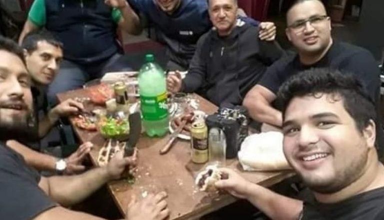 Un grupo de técnicos no tuvo mejor idea que comer un asado en el escenario del Teatro Vera.