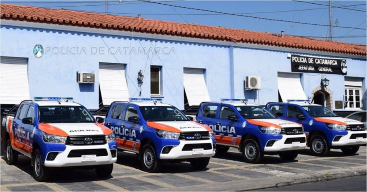 El gobernador Jalil entregó nuevas unidades móviles a la policía de la provincia