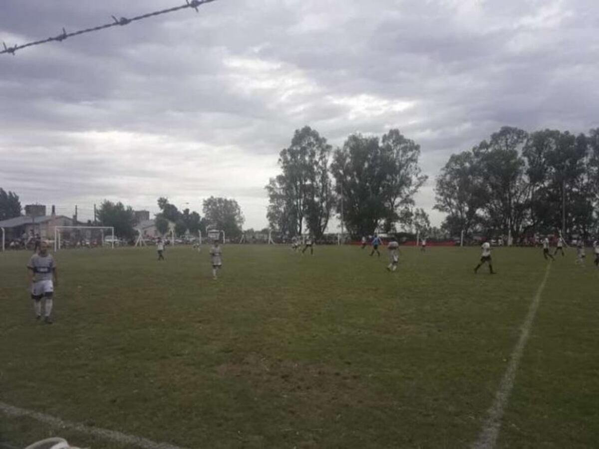 Miraba un partido de fútbol, le cayó un rayo y falleció en el acto
