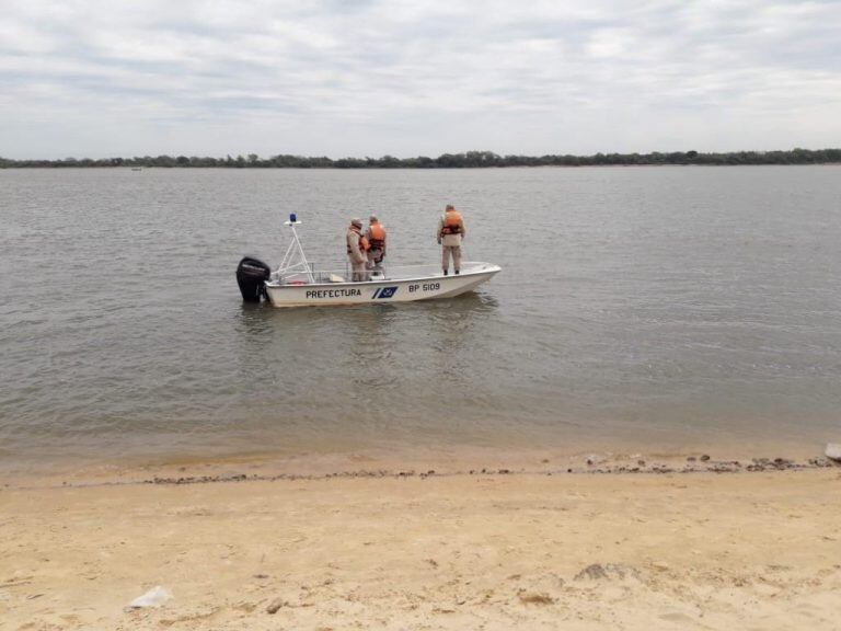 Prefectura se encuentra en la búsqueda de los pescadores naufragados el sábado.