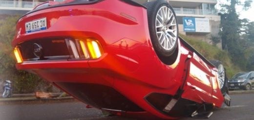 Así quedó el Mustang en la Costanera de Posadas. (MisionesOnline)