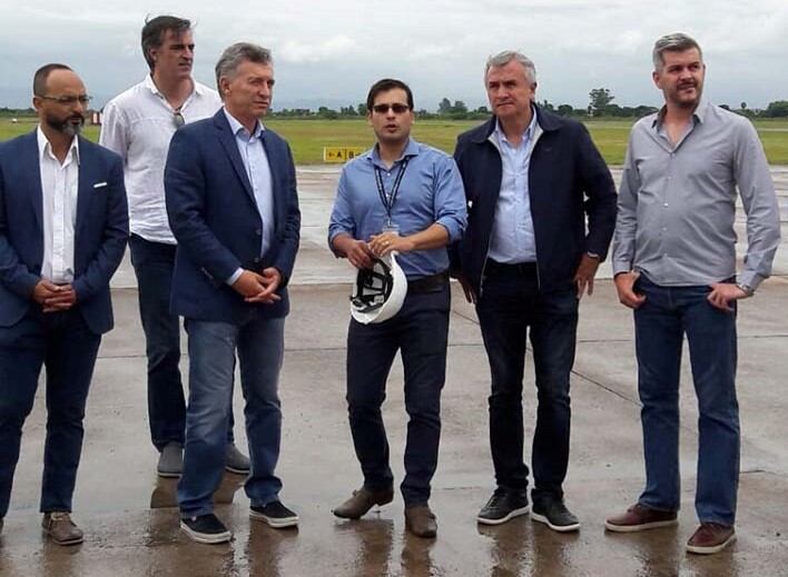 El presidente Macri escucha un informe sobre el avance de obras en el nuevo edificio para el aeropuerto "Horacio Guzmán". Lo acompañan el secretario provincial de Planificación, Ramiro Tejeda; el senador Esteban Bullrich, el gobernador Morales y el jefe de Gabinete nacional, Marcos Peña.