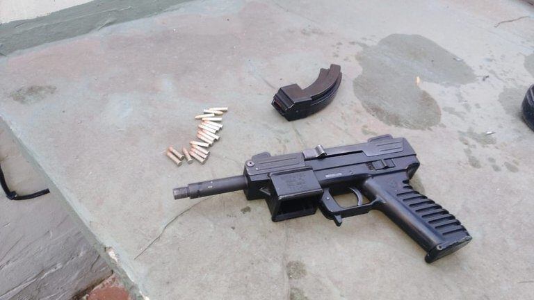 Una de las armas secuestradas tras el tiroteo en Villa Maipú.