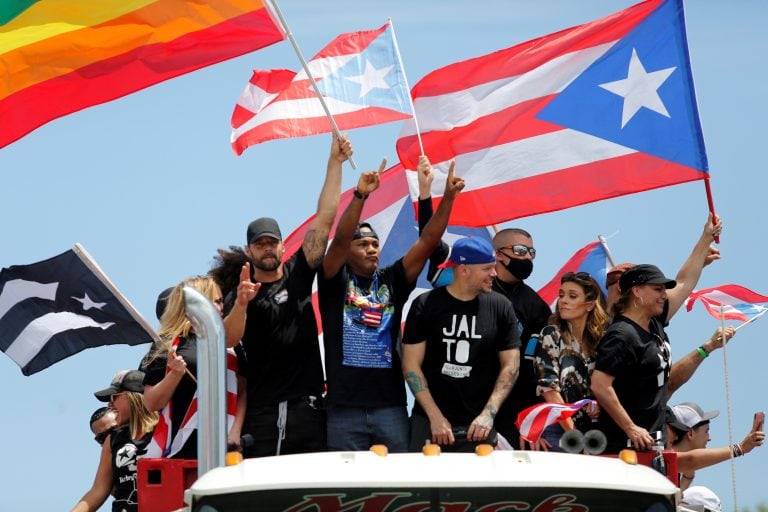 Residente, Bad Bunny y Ricky Martin en una de las manifestaciones. (Foto: Marco Bello/REUTERS)