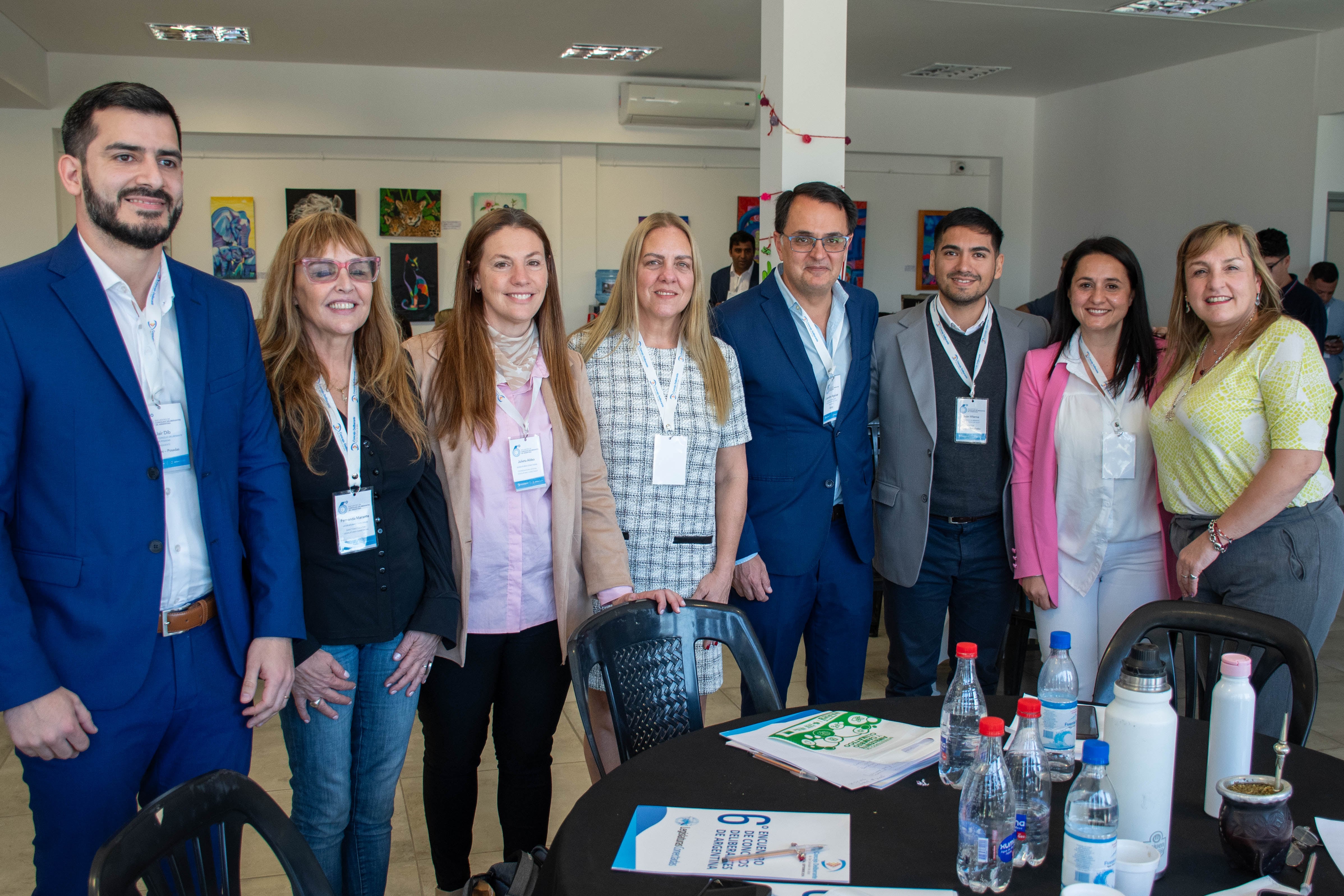 El presidente del Concejo Deliberante local, Lisandro Aguiar (al centro), junto a miembros de Legislaturas Conectadas y concejales de diferentes provincias.