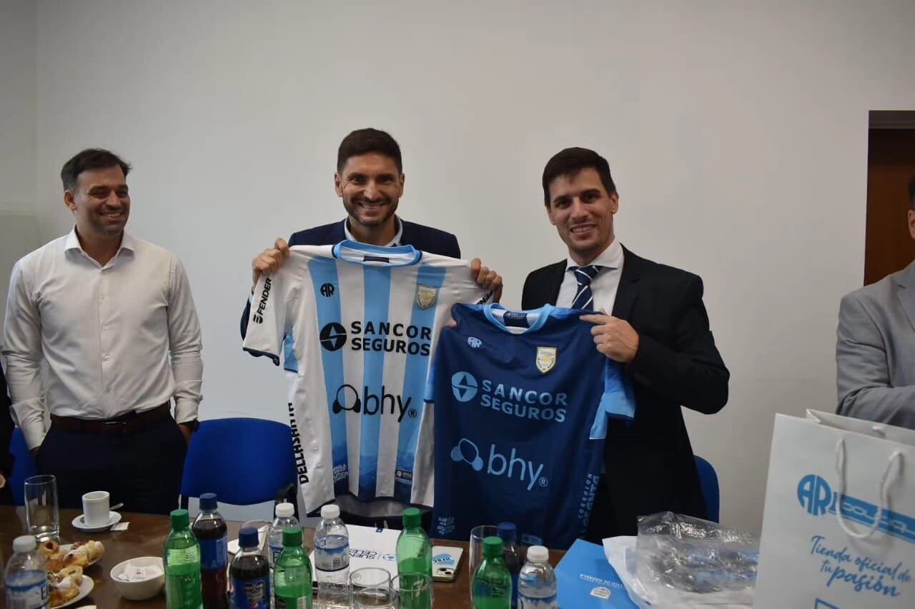 El gobernador Maximiliano Pullaro y el intendente Leonardo Viotti con la camiseta de Atlético de Rafaela