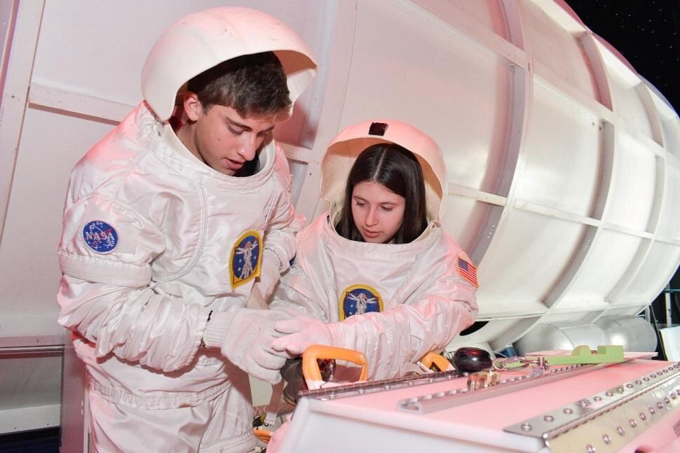 Tomás en el entrenamiento del Space Camp de la NASA, con niños de todo el mundo.