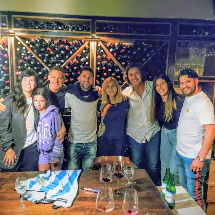 Leo Messi y su familia con Adrián Suar. (Foto de Instagram)