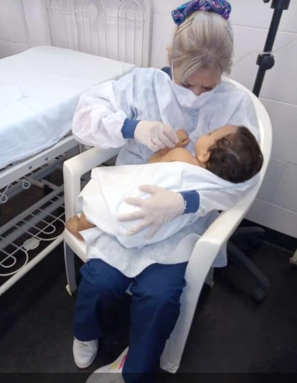 Oliver junto a una enfermera del Hospital de Zárate