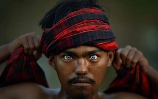 Una tribu de Indonesia cautiva porque sus integrantes tienen los ojos azules. geo.rock888/ Instagram