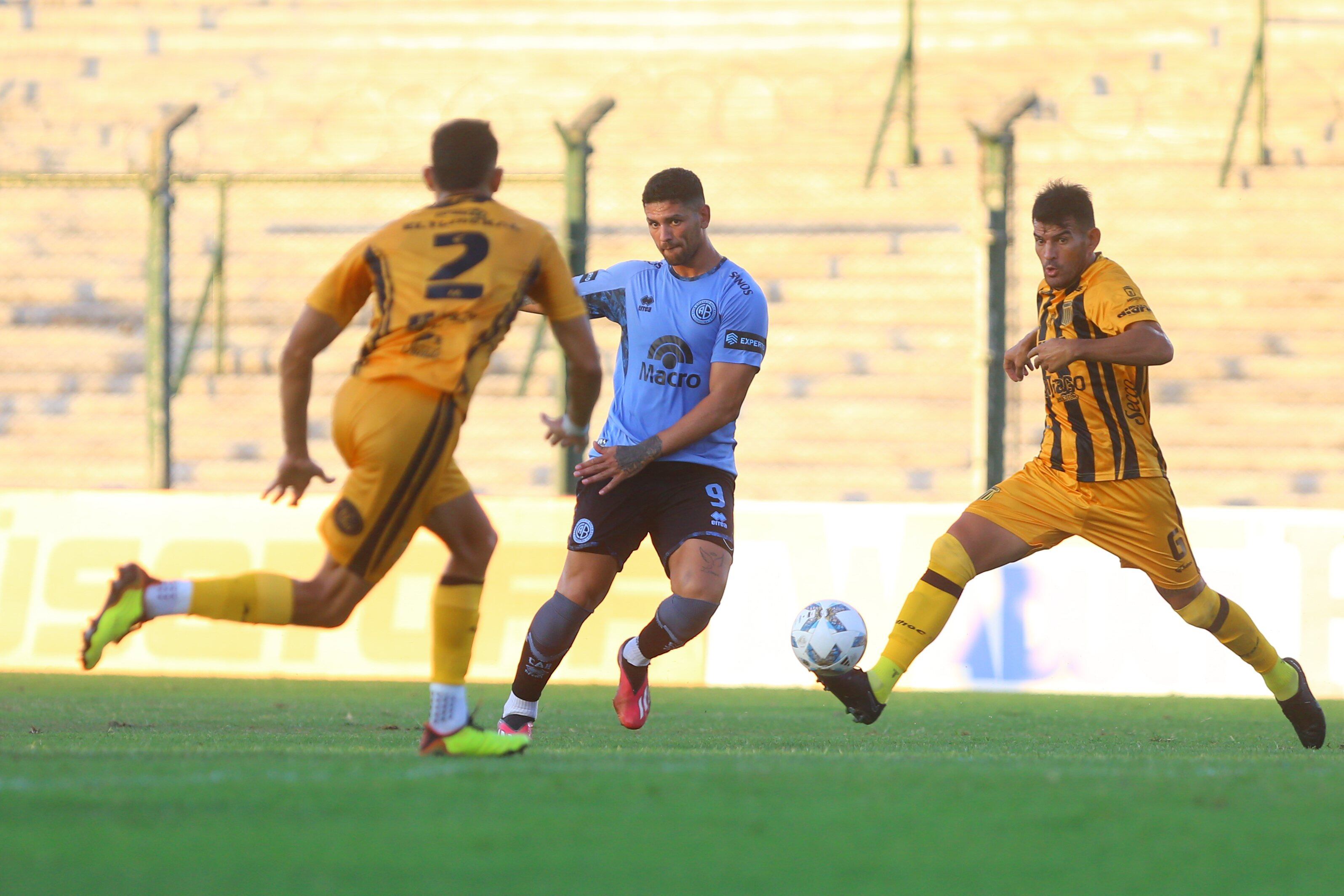 Lucas Passerini, delantero de Belgrano, trata de jugar ante los defensores de Mitre de Santiago del Estero