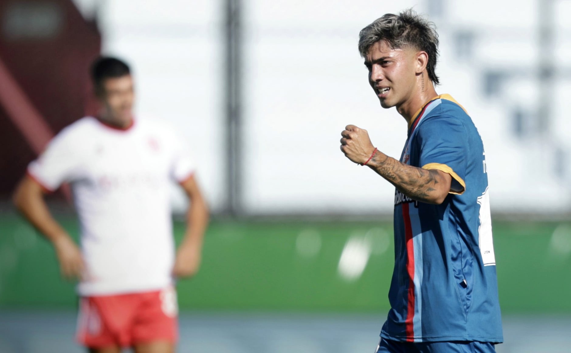 El enganche Santiago Toloza y su primer gol en Arsenal de Sarandí. (Fotobaires).