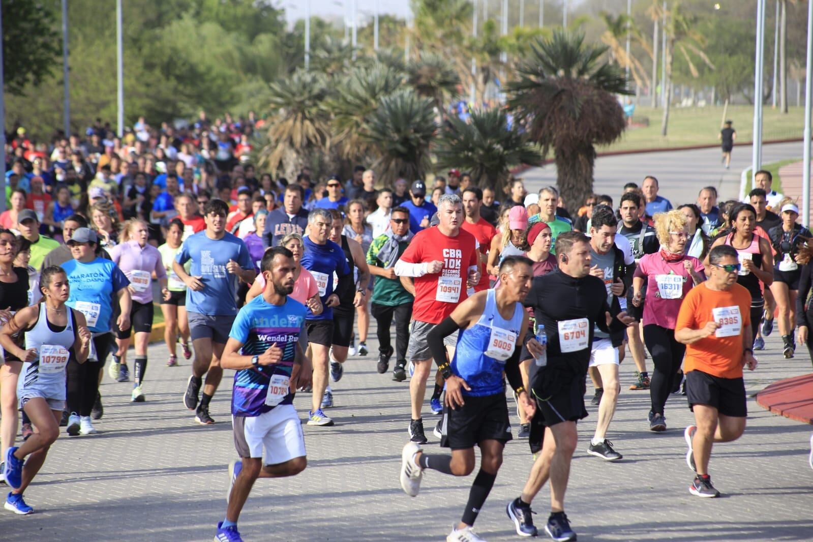 Córdoba vibró al ritmo de su maratón en un domingo con mucho viento por toda la ciudad (Foto: Prensa Municipalidad).