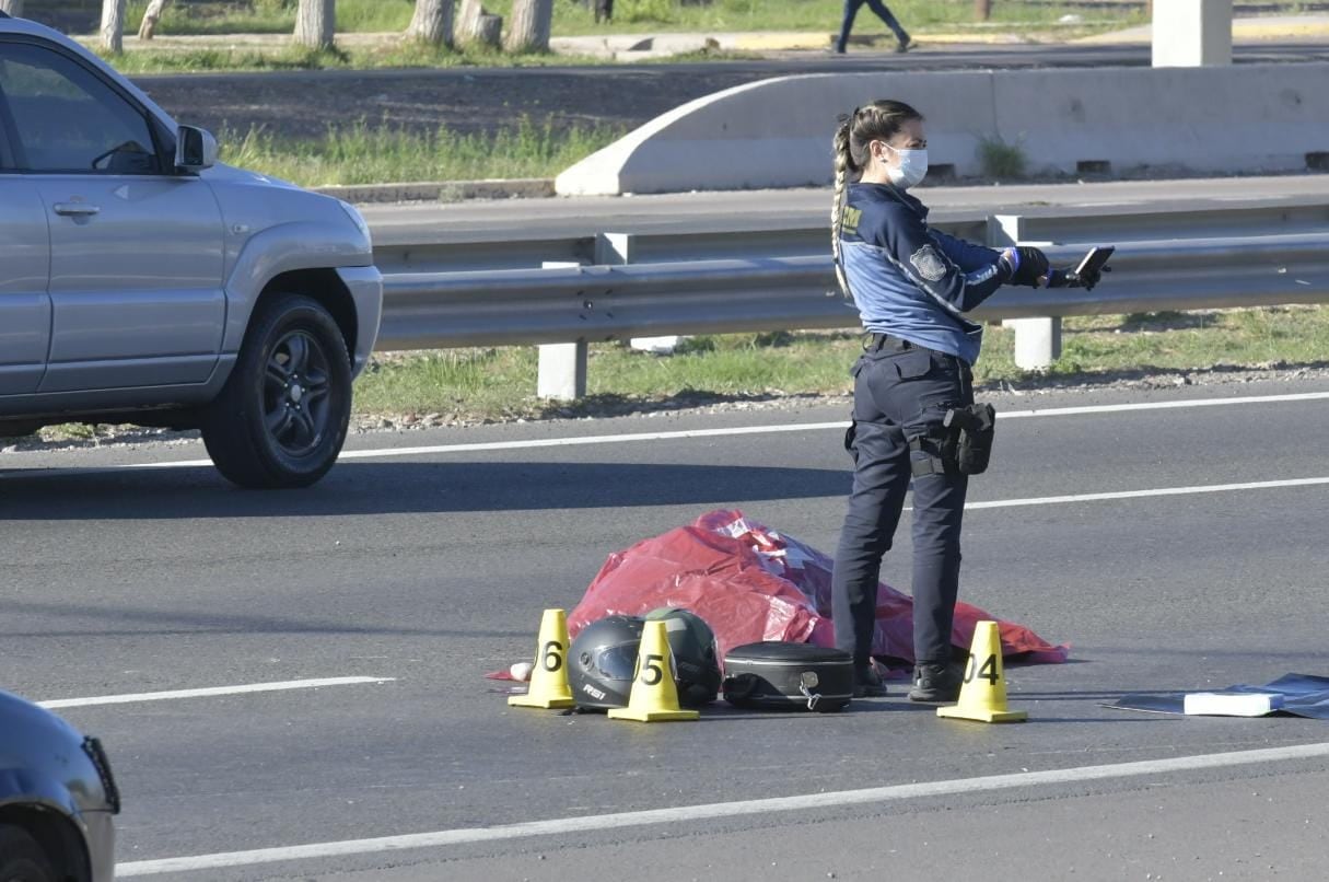 Una mujer murió al caer una moto en Acc. Sur y Rawson