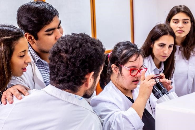 Eva junto a sus compañeros de clase. (Javier Corbalán)