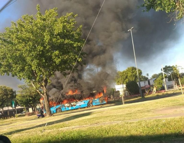 El colectivo fue totalmente alcanzado por las llamas. (Twitter)