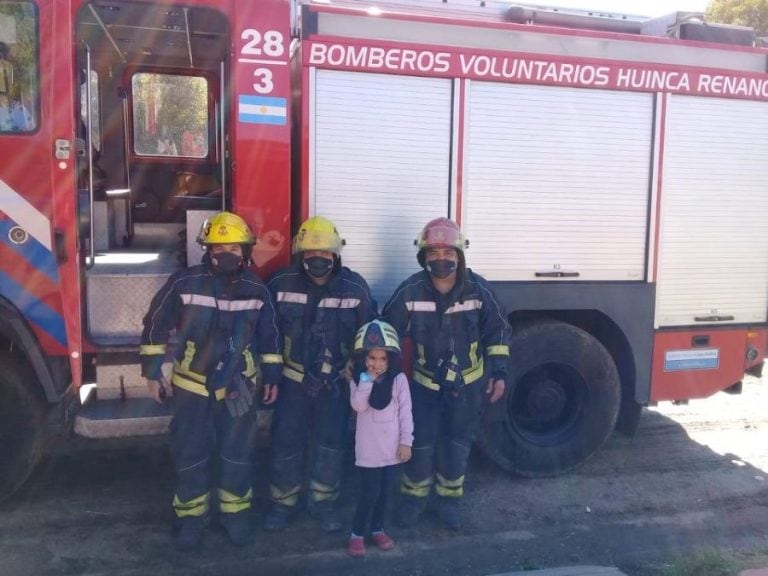 En Huinca Renancó, los Bomberos agasajaron a una vecinita en su cumple (fotos de Cabledigital).