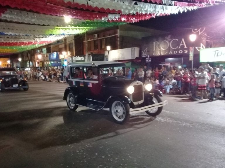 La exhibición de autos antiguos en el desfile de los cien años de Eldorado. (Misiones Online)