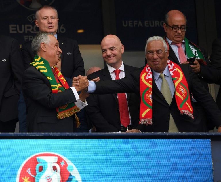 El presidente de Portugal, Marcelo Rebelo de Sousa, junto al presidente de la FIFA, Gianni Infantino y el primer ministro portugués, Antonio Costa en la tribuna de la final de la Eurocopa entre Francia y Portugal en Saint-Denis, París, el 10/07/2016. (Foto:  Federico Gambarini/dpa)