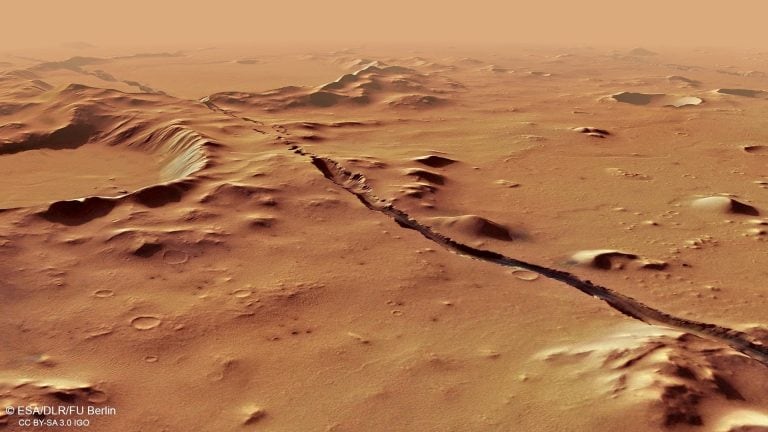 El tono rojizo de Marte se debe a los minerales de su superficie; fundamentalmente, óxido de hierro. En la imagen, se aprecian fisuras que registró el orbitador Mars Express, de la ESA (Agencia Espacial Europea). Se habrían producido por fallas que resquebrajaron la superficie del planeta hace unos diez millones de años.