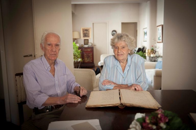 Abel Sulpicio y Esther Juana Echazú, los guardianes del cuaderno de actas. (Foto Federico López Claro)