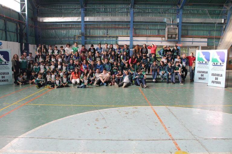 Ambas escuelas, tanto de voley como de fútbol, juntas.