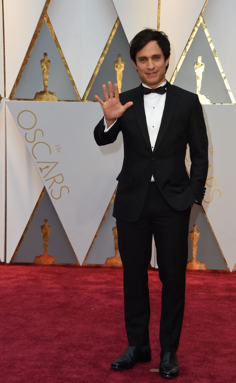 Gael Garcia Bernal arrives on the red carpet for the 89th Oscars on February 26, 2017 in Hollywood, California.  / AFP PHOTO / VALERIE MACON