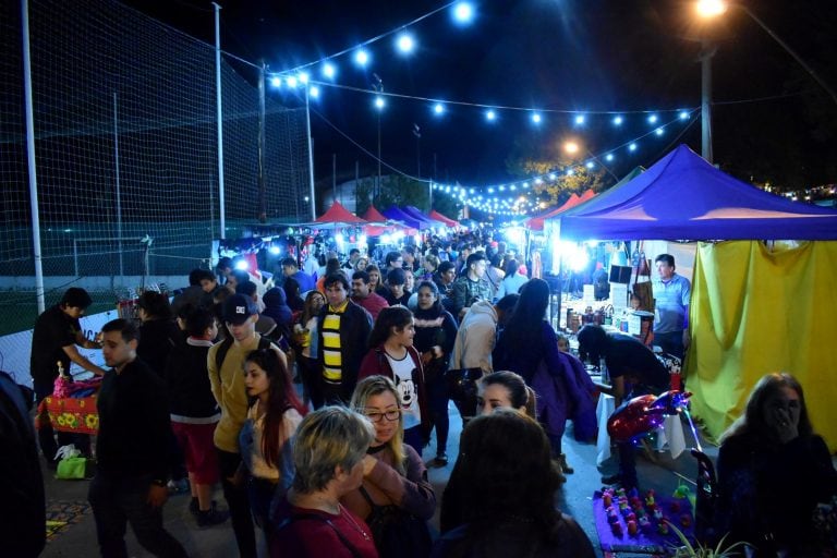 A pesar de las bajas temperaturas la gente acudió a la feria gastronómica y comercial