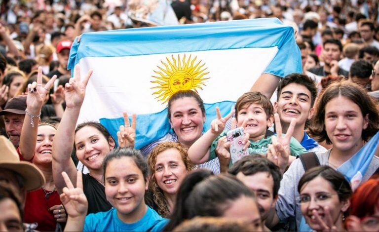 Una multitud esperó a la senadora Kirchner a la salida del Polideportivo. Saludó desde un palco, dijo unas pocas palabras, bailó un poco al ritmo de canciones como una del Indio Solari, y se despidió. (Twitter=