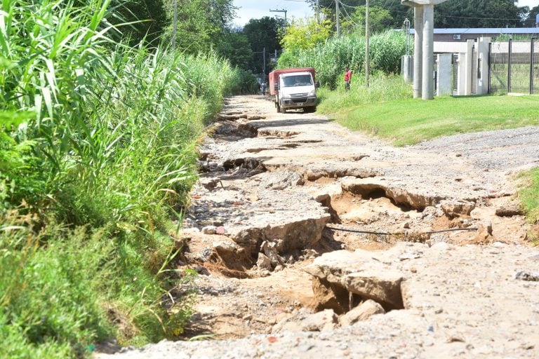 En bulevar De Los Latinos al 7.000 las fábricas no pueden sacar su producción por el estado de las calles.