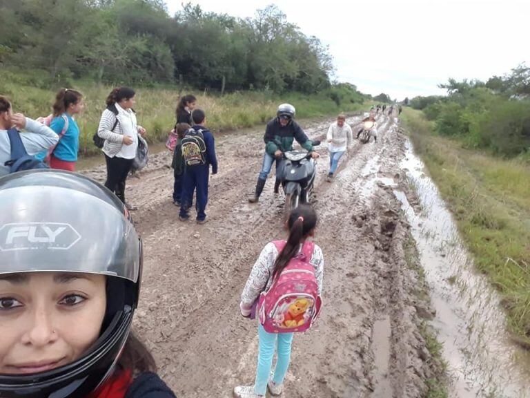 Alumnos y docentes enfrentan la adversidad del camino.