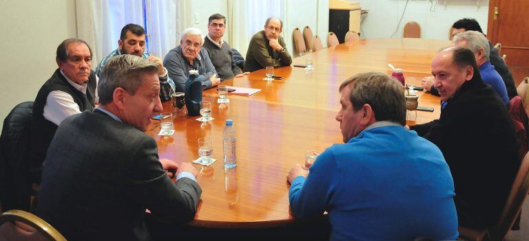 La reunión abordó temas de agenda.