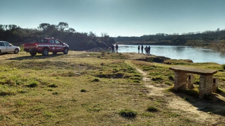 El hombre fue rescatado sin vida en el río Saladillo, cerca de Monte Buey.