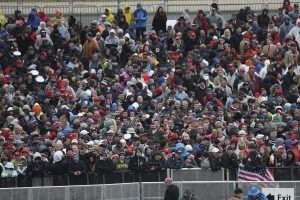 MCX29 WASHINGTON DC (ESTADOS UNIDOS) 20/01/2017.- Varios ciudadanos llenan las zonas de observación en los terrenos del Capitolio, varias horas antes de que el empresario neoyorquino Donald Trump se convertirá en el nuevo presidente de Estados Unidos en Washington DC (Estados Unidos) hoy, 20 de enero de 2017. EFE/Justin Lane