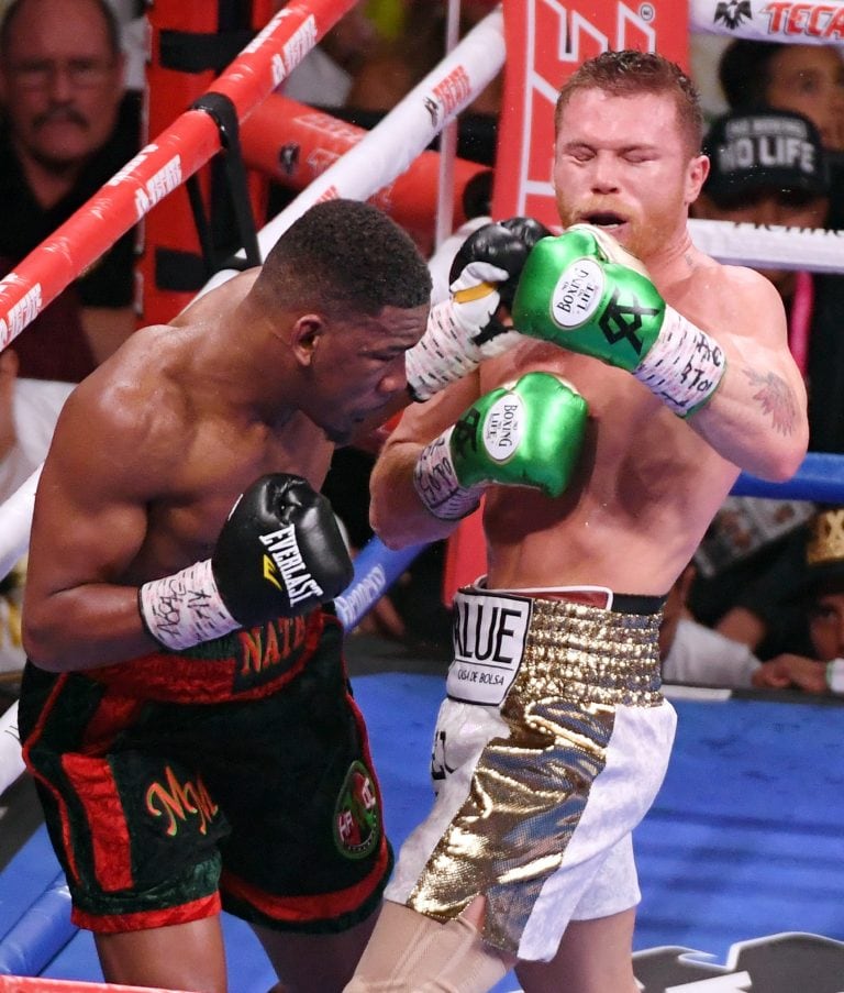 Daniel Jacobs mete un golpe con la izquierda a Canelo Álvarez en el séptimo round (AFP).