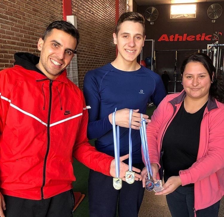 Marcos Gallardo y Malena Artinian junto a nadador Benjamin Ghione