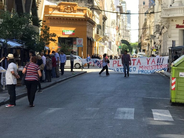 Trabajadores precarizados del Estado provincial reclaman el pase a planta. (Twitter)