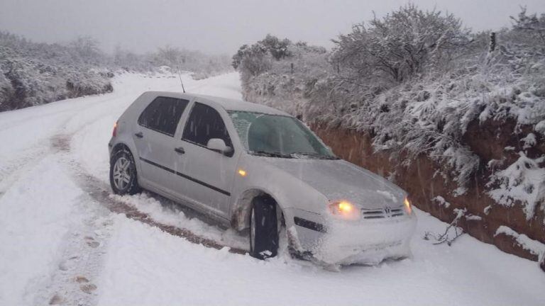 El norte cordobés en San Pedro y Tulumba se vio sorprendido por una intensa nevada este jueves.