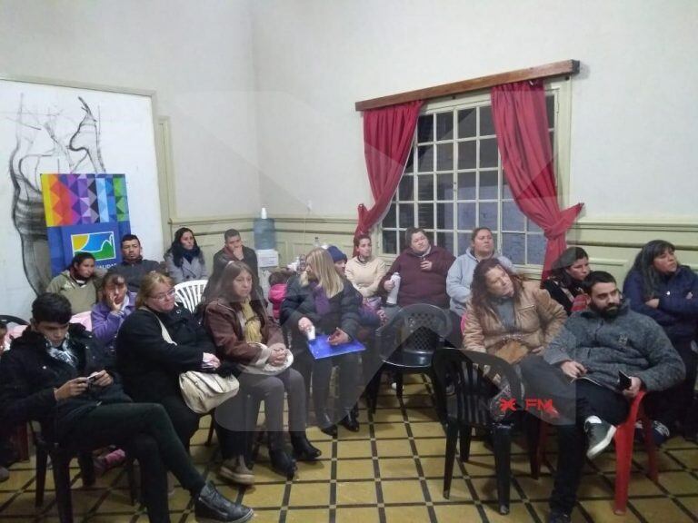 Los vecinos damnificados estuvieron presentes en la reunión. (Foto Radio Nexo).