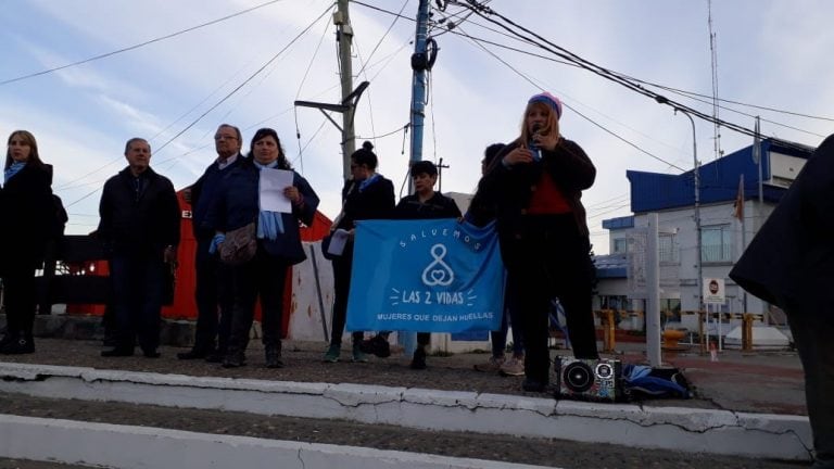 Lectura de la nota - Plaza Cívica- Ushuaia