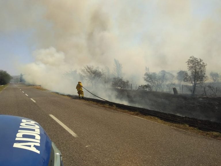 Malagueño: Bomberos combaten dos focos de incendio