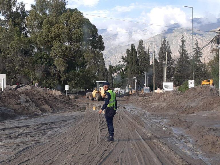 Cafayate quedó tapada por el barro por la crecida del río Chuscha