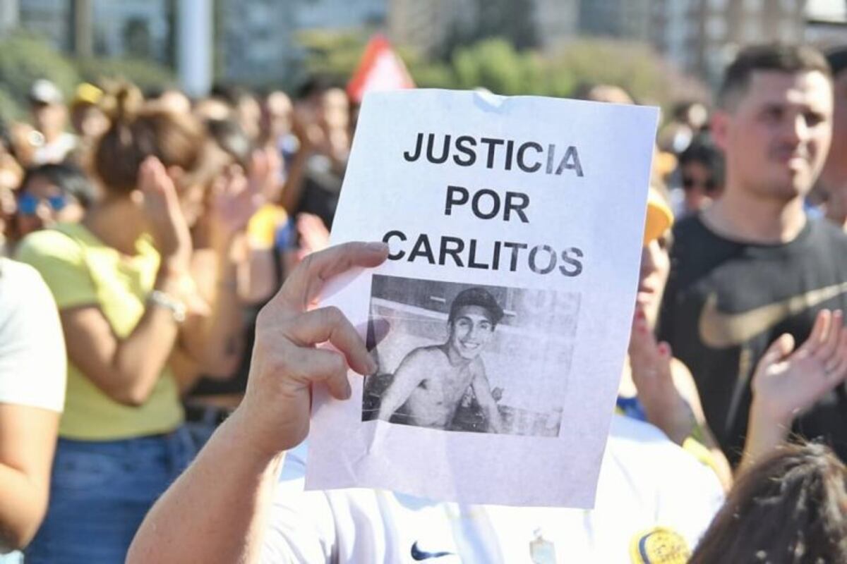 Multitudinaria marcha por Carlos Orellano con críticas a la Justicia y a la dirigencia de Newell's