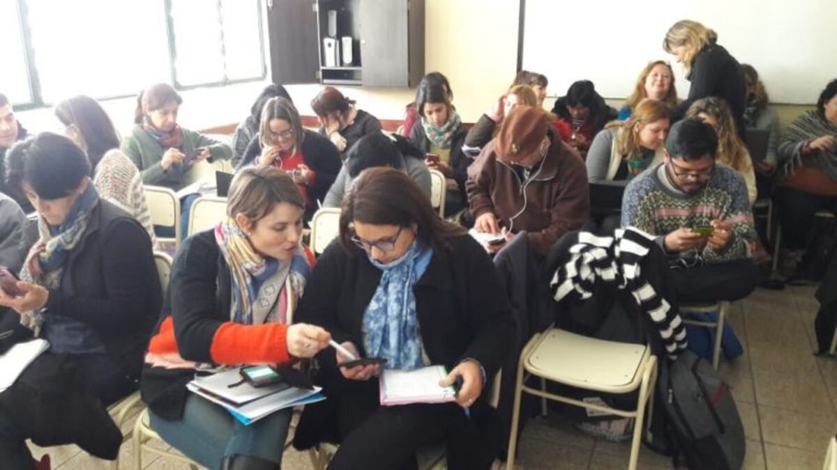 Docentes de Arroyito fueron capacitados por el uso de celulares en las aulas