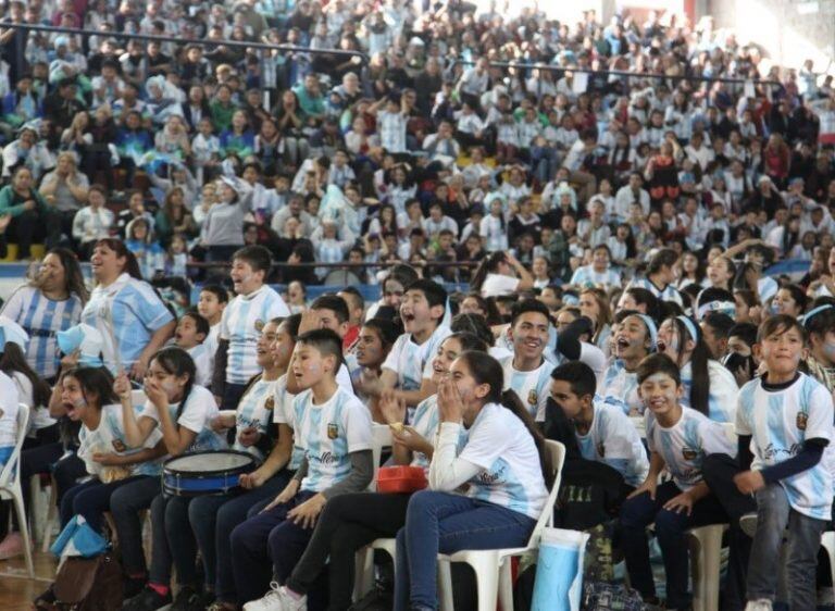 El estadio Polimeni de Las Heras estuvo repleto de alumnos que siguieron minuto a minuto el partido de Argentina ante Nigeria.