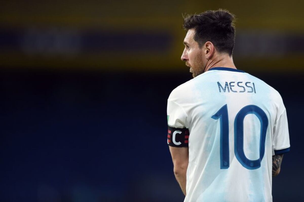 Doble de Lionel Messi se instaló en un ex bar de Rosario y vende sahumerios