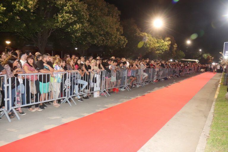 Unos 30 metros de alfombra roja en el ingreso del Arena VCP.