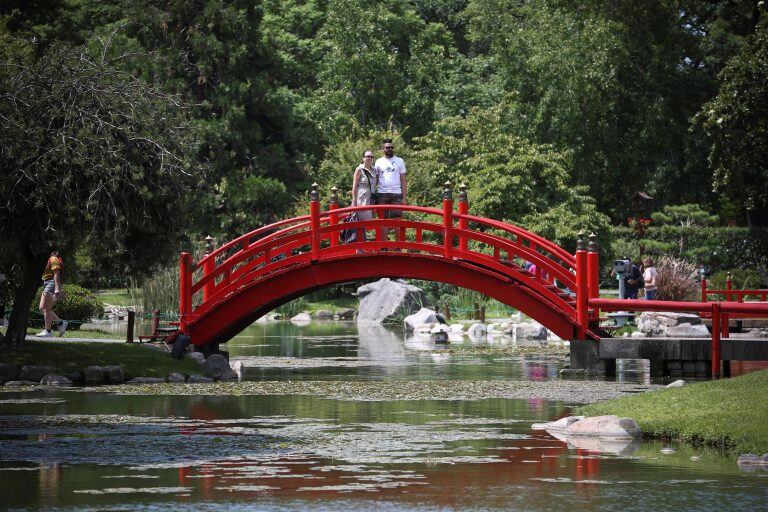 ACOMPAÑA CRÓNICA: ARGENTINA JAPÓN. AME5305. BUENOS AIRES (ARGENTINA), 09/01/2019.- Vista general del Parque Japonés ayer martes, 8 de enero de 2019, en Buenos Aires (Argentina). La comunidad japonesa suma en Argentina decenas de miles de personas, y muchas de ellas siguen conservando su cultura y sus tradiciones, que tienen como epicentro un único y tranquilo jardín nipón, de más de cincuenta años de antigüedad, en medio del ruido y el tráfico de Buenos Aires. EFE/ Juan Ignacio Roncoroni buenos aires  parque jardin japones recorrida por el lugar jardin de la colectividad comunidad japonesa