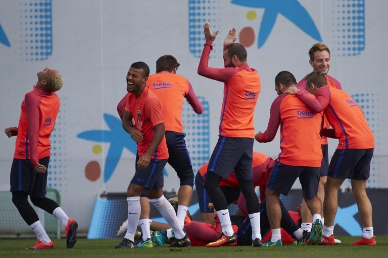 GRA154. SANT JOAN DESPÍ (BARCELONA), 14/10/2016.- El delantero brasileño del FC Barcelona Neymar Jr (i) y su compatriota Rafinha (2i), bromean junto a sus compañeros durante el entrenamiento que realiza la plantilla blaugrana para preparar el próximo part